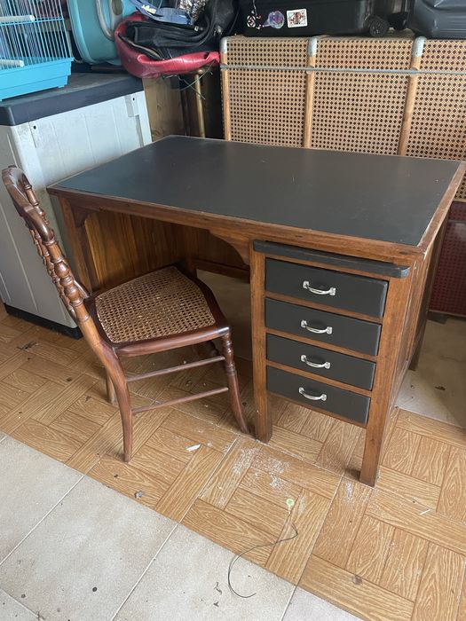 Secretaria e cadeira antigas de madeira