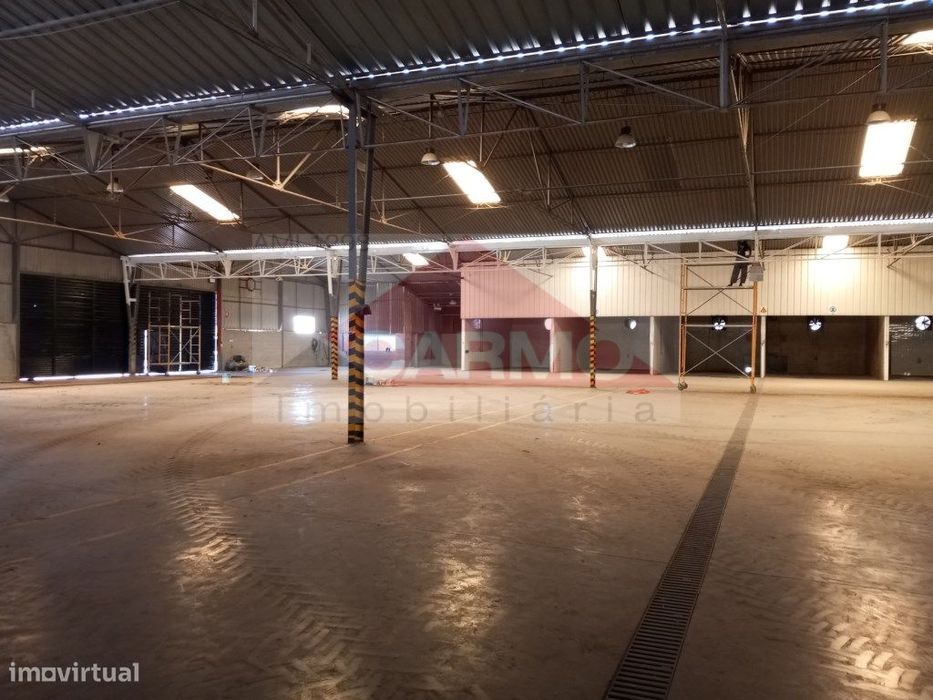 Arrendam-se Armazéns em Setúbal.