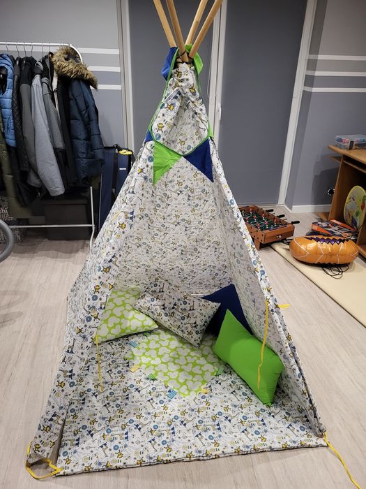 Namiot tipi z podłogą i poduszkami.