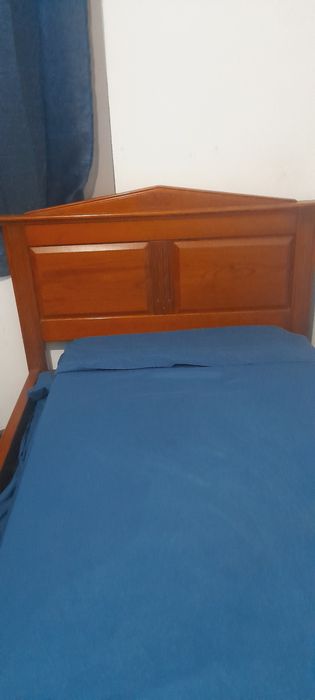 Cama pinho mel solteiro com mesa de cabeçeira com 3 gavetas