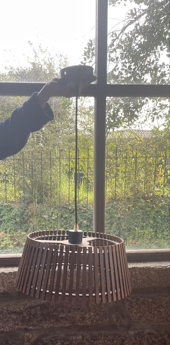 Candeeiro de teto ripas de madeira