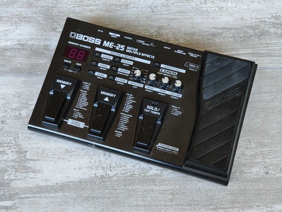 Boss ME-25 guitar multi effect