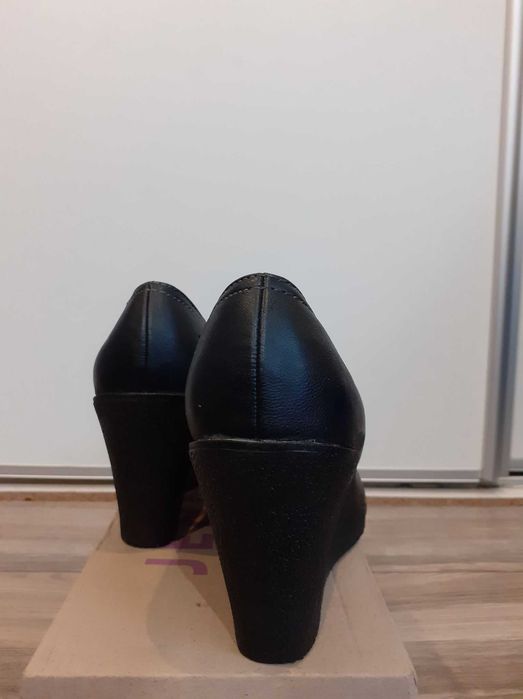 Buty na koturnie