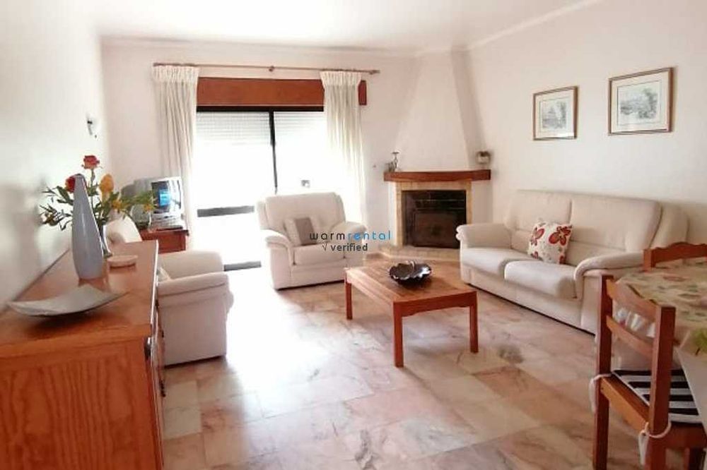 Arrenda-se T2 com piscina de 01 Outubro a 31 de Maaio 2027.