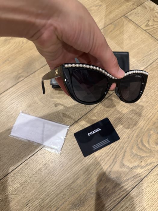 Okulary przeciwsloneczne Chanel czarne zlote logo nowe z pudelkiem