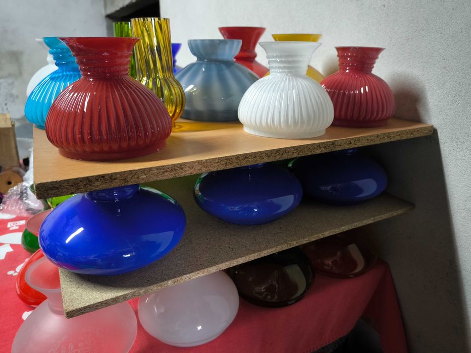 Tulipas , abatjours / abajures em vidro opalino ou opalizado .