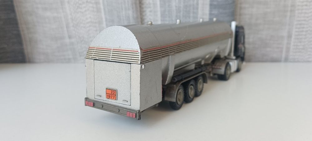 Camião Volvo escala 1/50