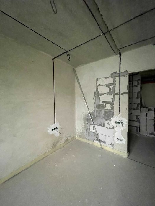 ПРОДАЮ 3-кімнатну квартиру (Глибока Долина 19)