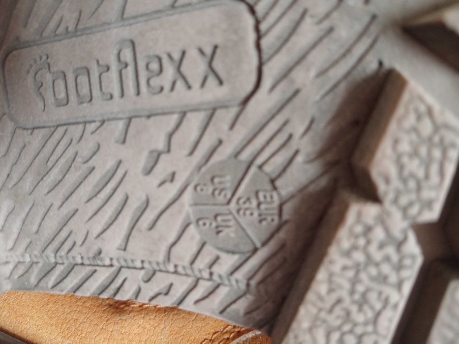 Botas FootFlex 39, de meio cano, com atacadores.