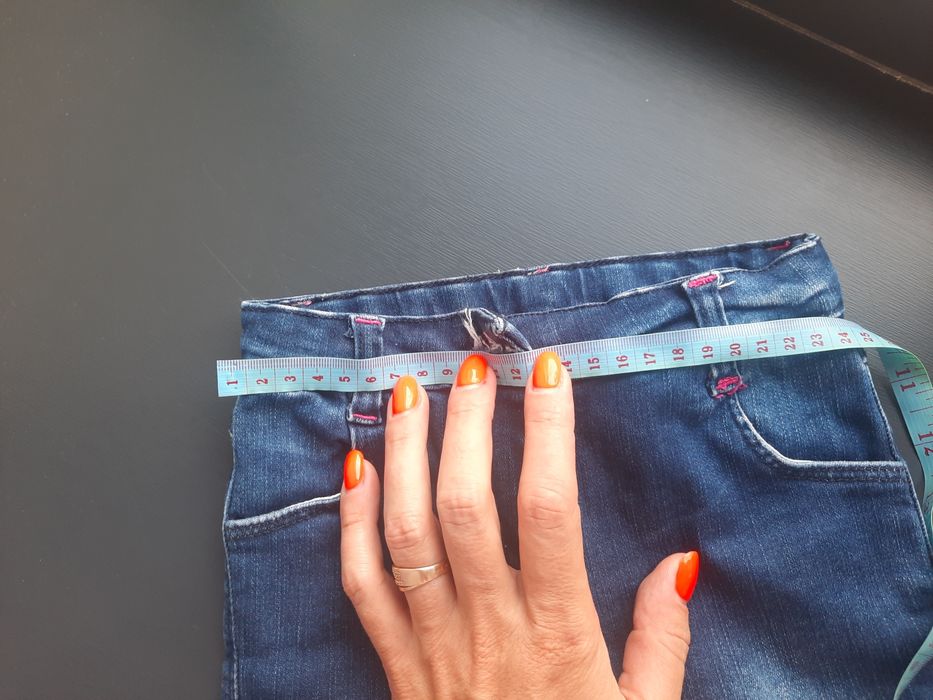 Джинсы синего и черного цвета