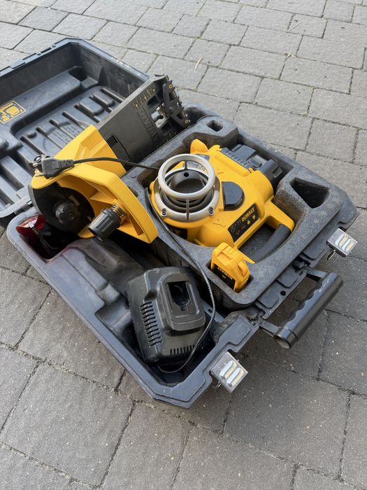 Laser samopozimiujący dewalt