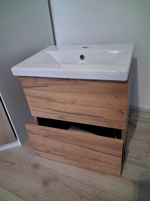 Umywalka z szafką  wiszaca
