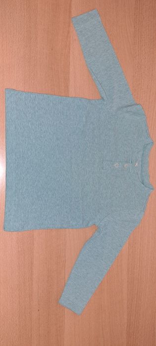 Bluzka z długim rękawem.