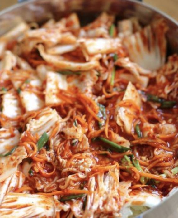 Kimchi różne rodzaje, w tym z ananasem