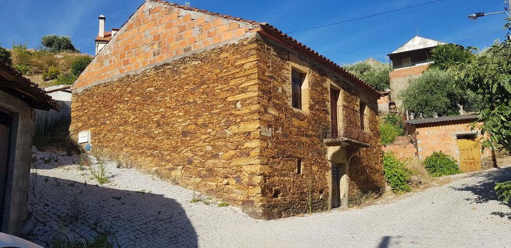 Casa para restauro Rochas de Baixo.
