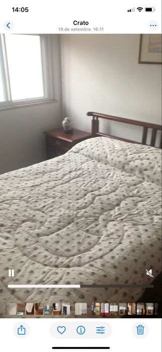 Quarto de casal em madeira escura .