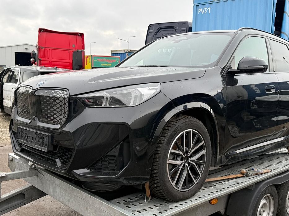 BMW iX1 Samochód pali jeździ.