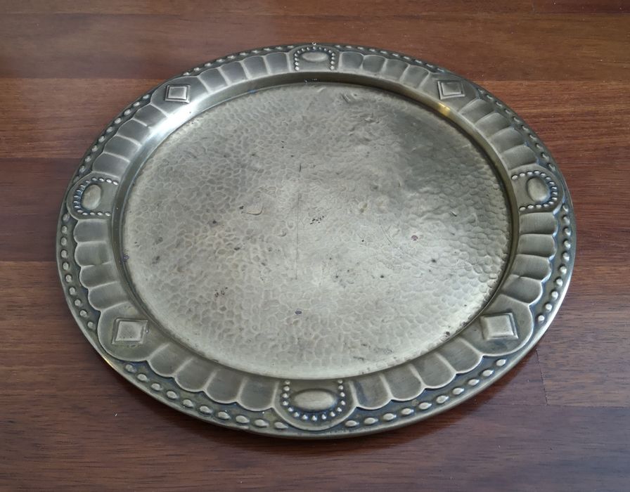 Taca Art Deco, mosiądz młotkowany, stara patyna, średnica 35 cm.