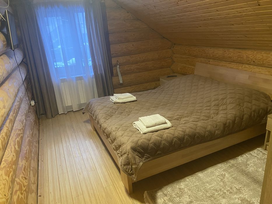 Здають деревʼяні двоповерхові будинки з кухнею