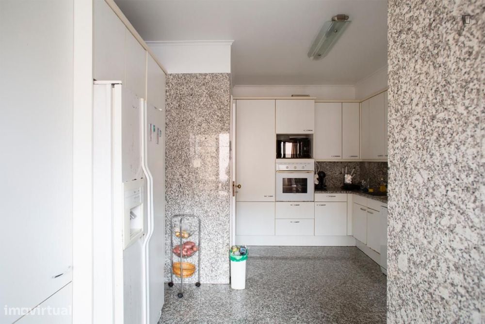 Quarto - localizado em Sete Rios Lisbon