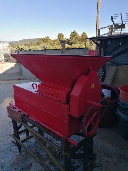 Desengaçador e esmagador com motor