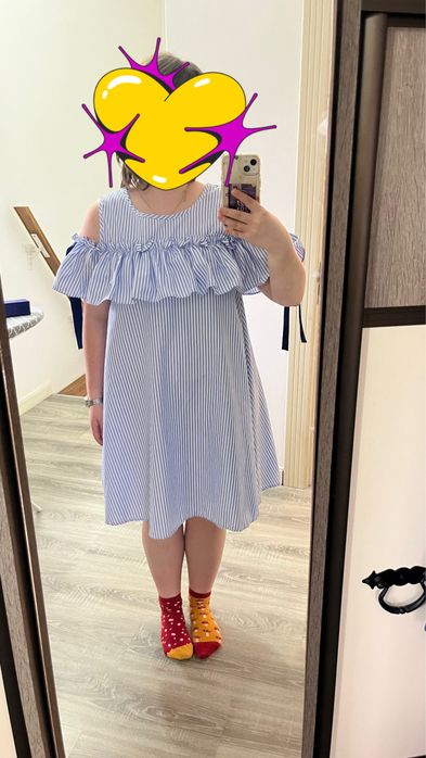 Легке літнє плаття в блакитну смужку з відкритими плечима