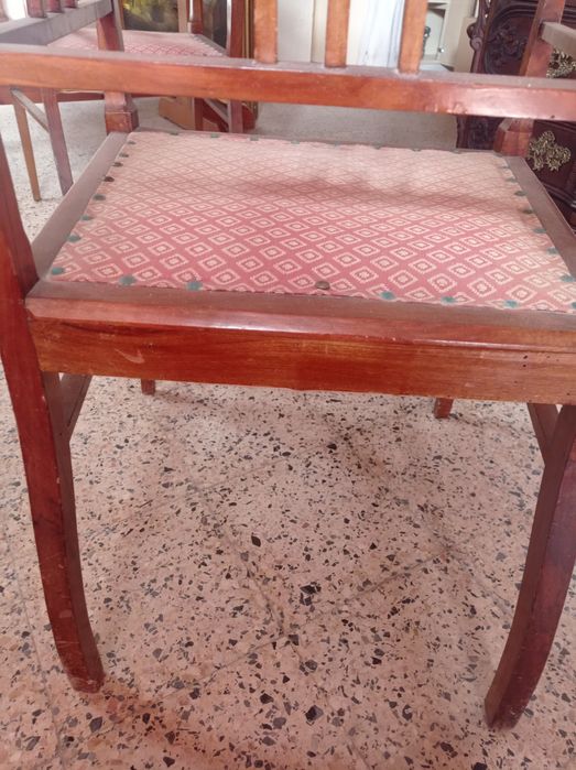 Conjunto de duas cadeiras muito antigas