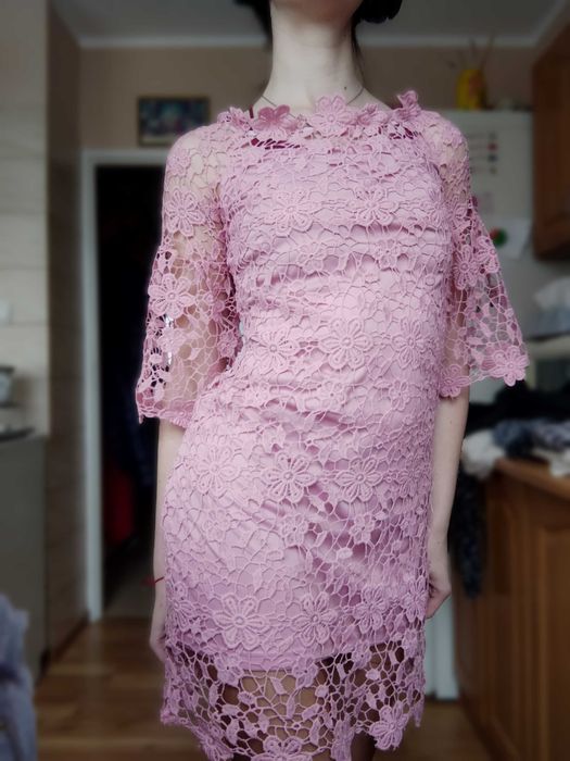 Różowa koronkowa sukienka w kwiaty