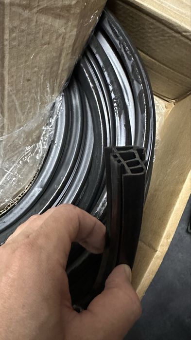 Гумові ущільнювачі для вікон