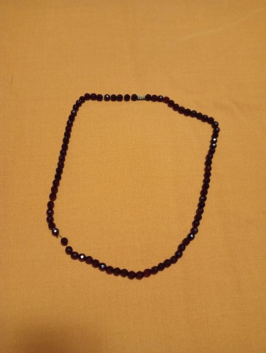 Винтажные бусы с гранатового стекла.