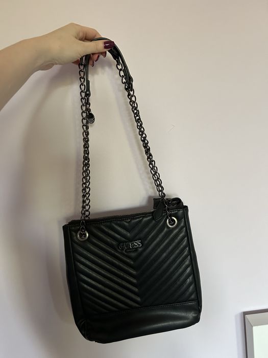 Czarna torebka Guess