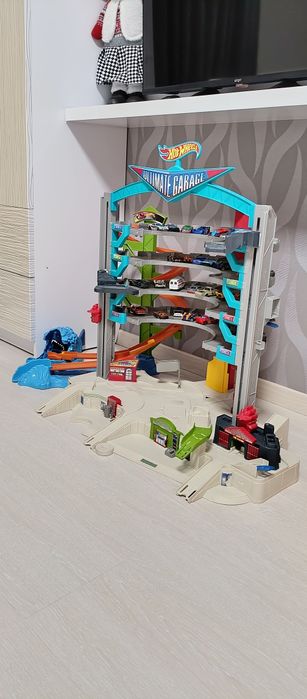 Мега гараж Хот Вилс. Большой гараж.