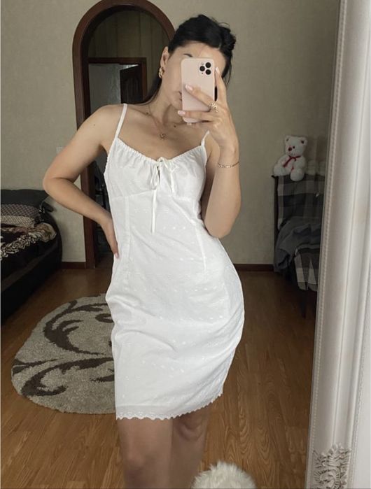 Біла літня сукня на бретелях