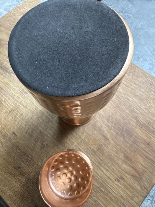 Miedziana butelka karafka z kubkiem