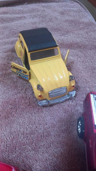 Citroën 2CV Amarelo Die-Cast – Portas Funcionais