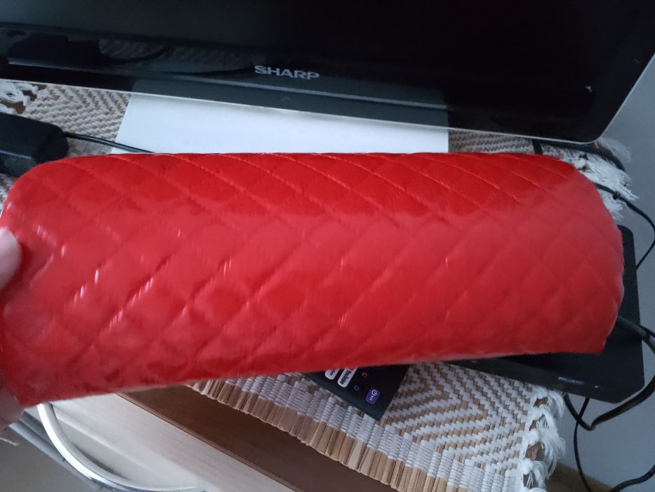 Lakierowana miękka pikowana  poduszka do manicure