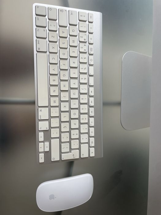 iMac 21.5” • 3.06 GHz Core 2 Duo • 4GB RAM • 1TB HDD