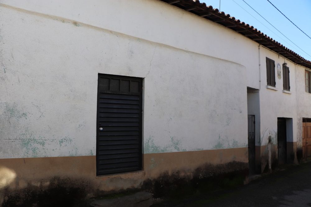 Vendo casa em aldeia tranquila