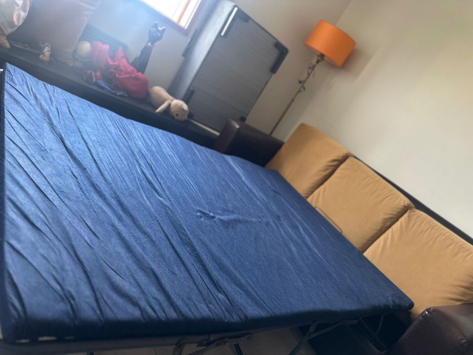 Sofá cama emEstado de nova e cama casal completa