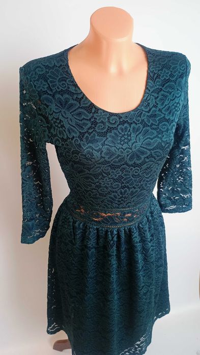 Butelkowa koronkowa sukienka z wycięciem w talii, romantyczny styl