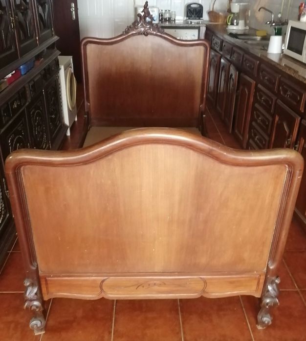 cama de estilo em madeira nobre, com estrado e colchão, não entrego