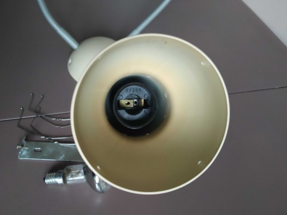 Lampa sufitową lub ścienna z trzema żarówkami E14 40W.