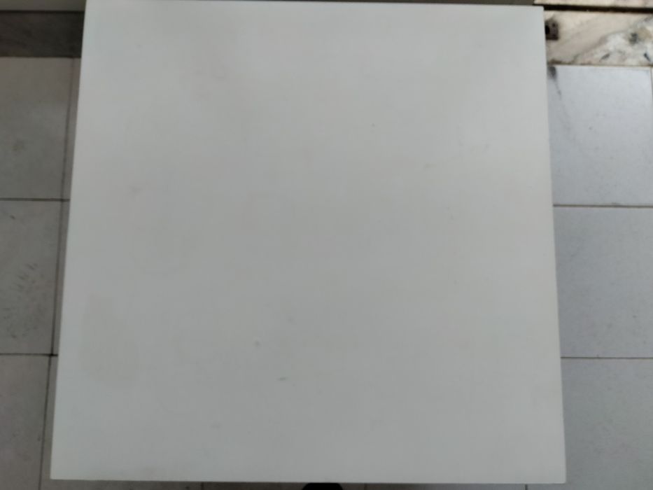 Mesa branca pequena