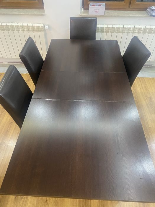 Stół i krzesła do salonu lub jadalni