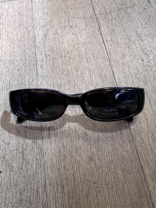 Óculos de Sol Guess Vintage "Muse" – Estilo Y2K Tartaruga