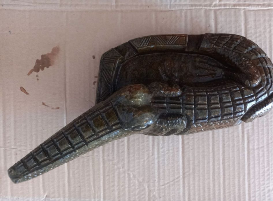 Cinzeiro em forma de crocodilo