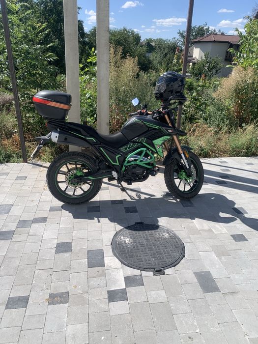 Продаєця мотоцікол