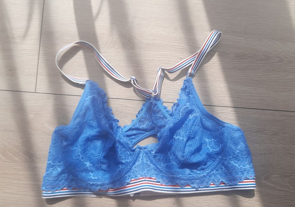 Niebieski koronkowy stanik AVON
