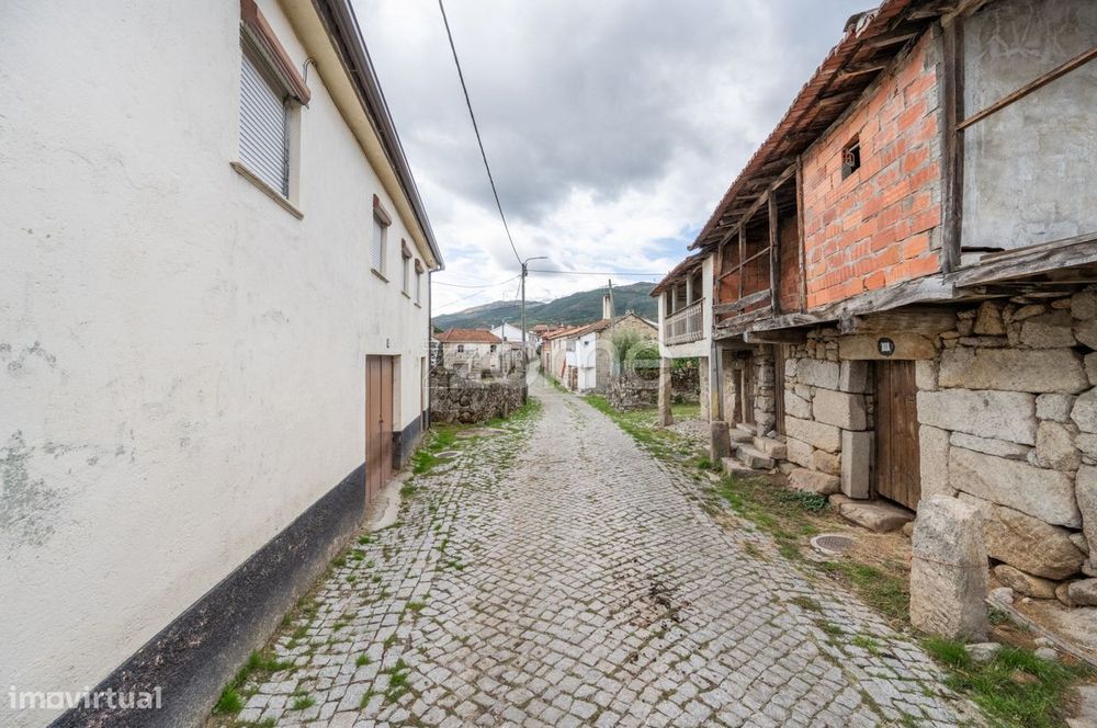 Moradia de 2 pisos com pátio para reconstruir - Ardãos, Boticas