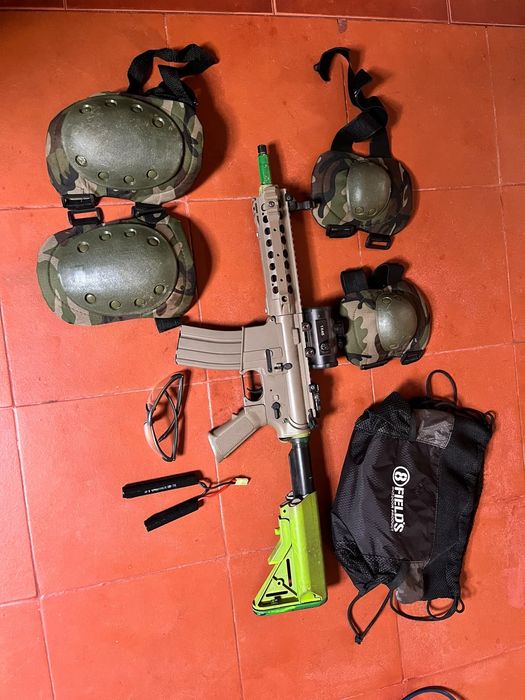Arma de Airsoft e equipamento